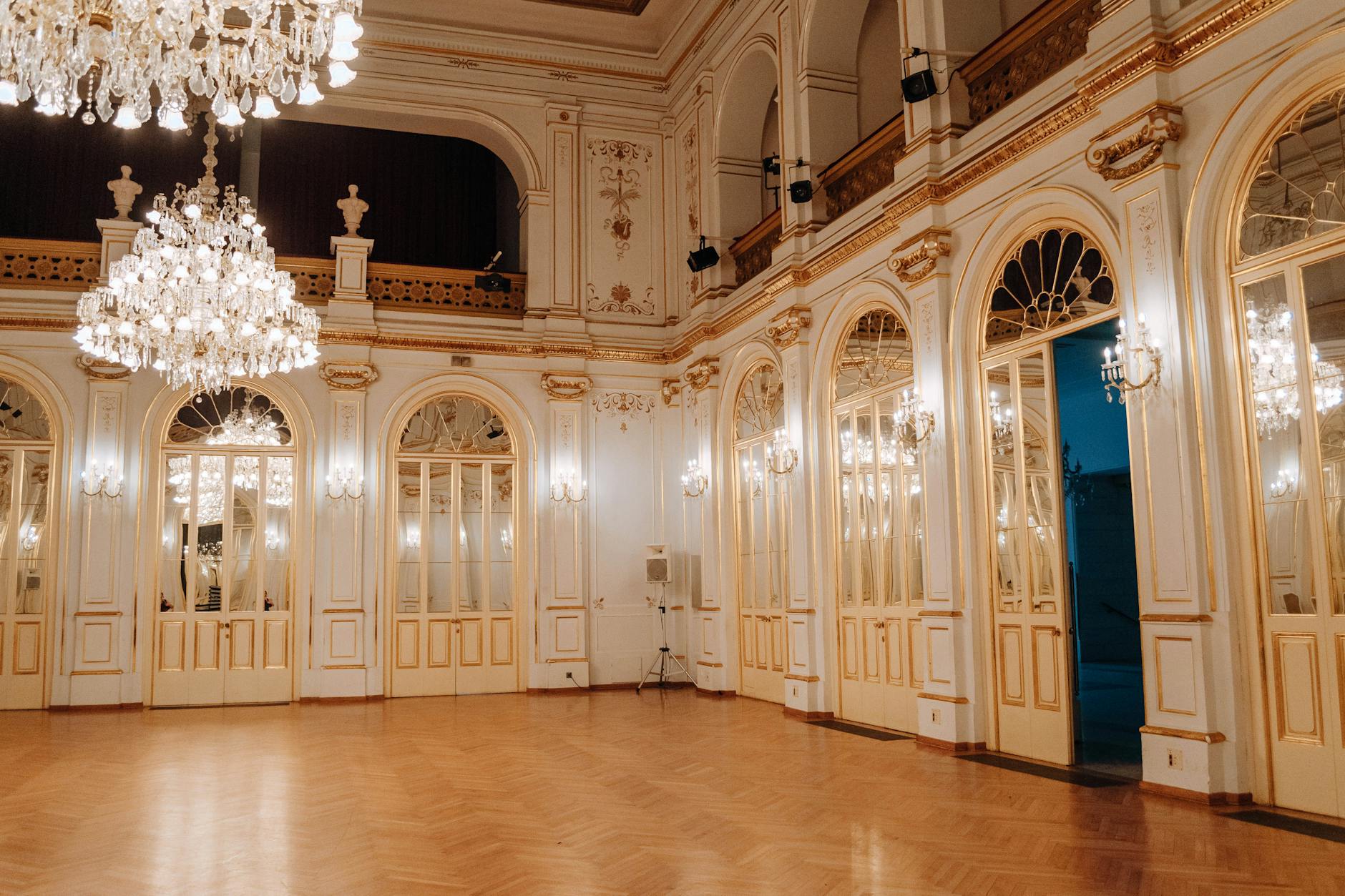 Historischer Tanzsaal mit Stuckdekoration